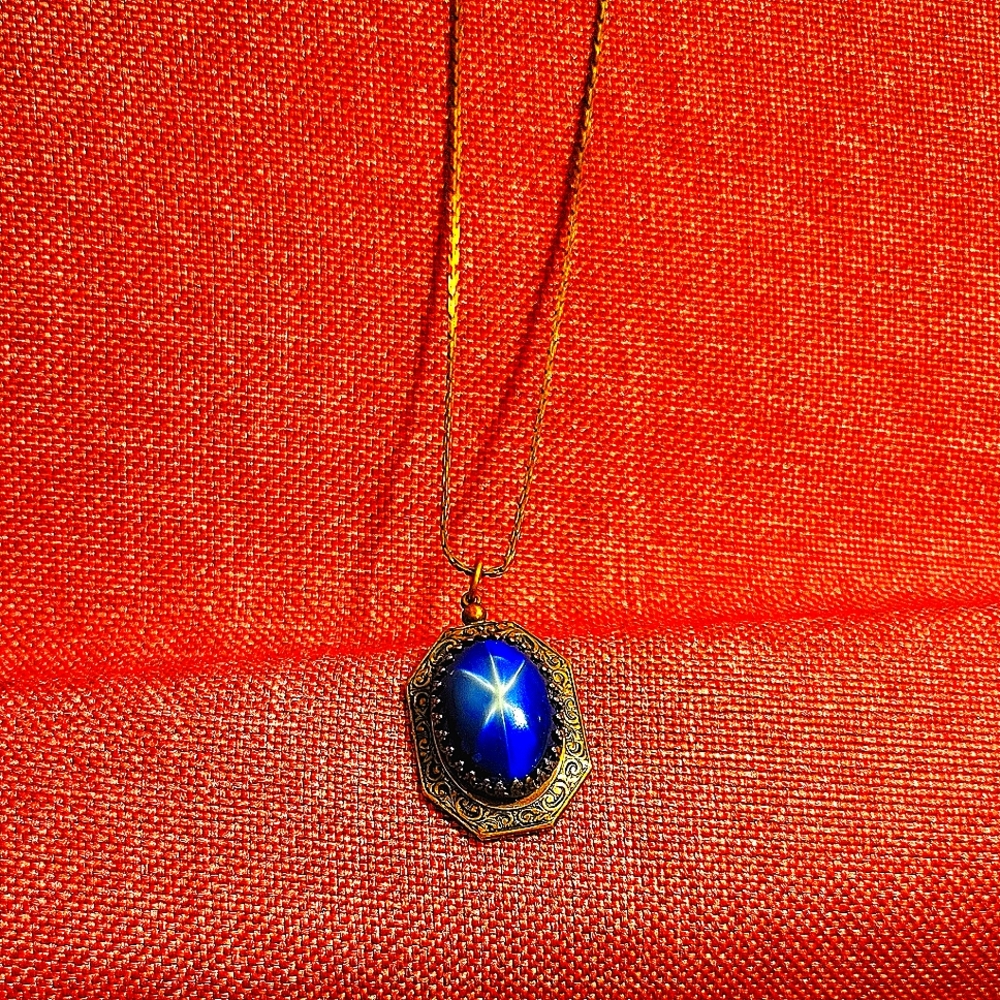 VINTAGE STAR SAPHIRE SET IN GOLD ETCHED OVAL CASING 18"